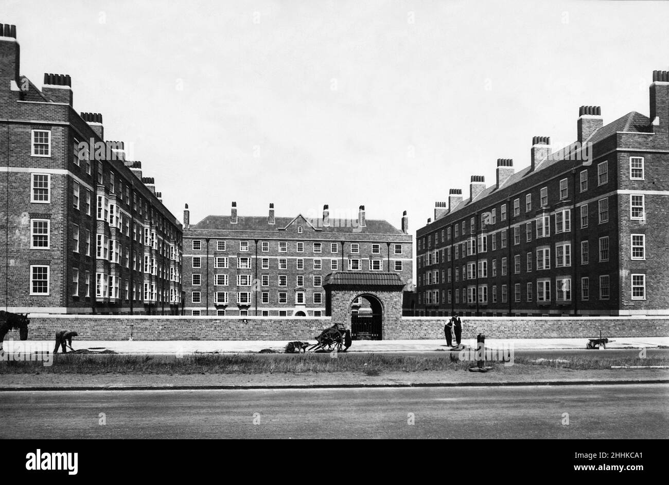 Vista generale della nuova sede di locazione a Speke Road Gardens che mostra tre dei blocchi e l'ingresso .Luglio 1933. Foto Stock
