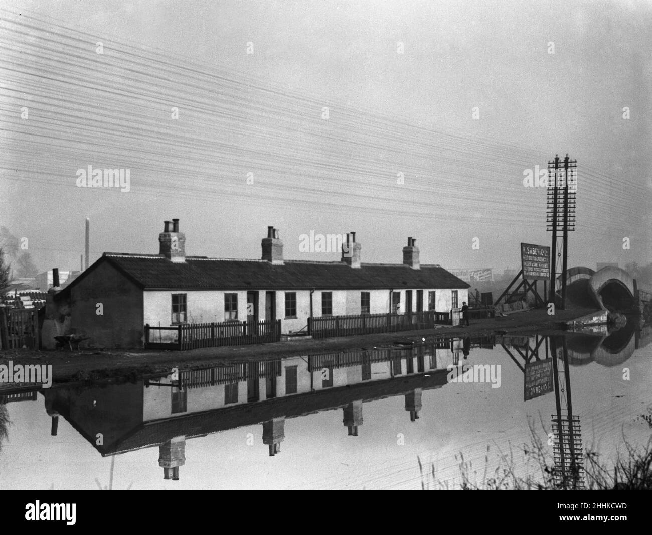 Case riflesse nel Canal Grande Unione vicino a Uxbridge Circa 1934 Foto Stock