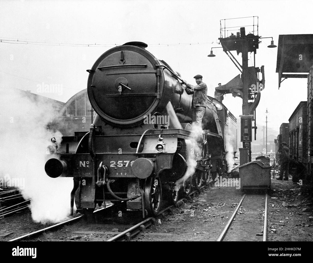 La locomotiva a vapore LNER Bayardo visto qui utilizzando il nuovo impianto di coaling elettrico e la buca di ispezione a Kings Cross Station. Settembre 1929 Foto Stock