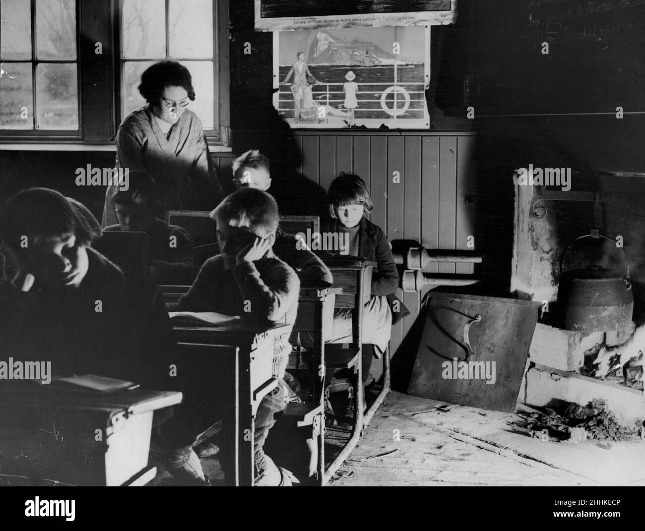 I bambini seduti alla loro scrivania nella loro classe scolastica sull'isola di Lewis nelle Ebridi esterne, Scozia.Dicembre 1934 Foto Stock
