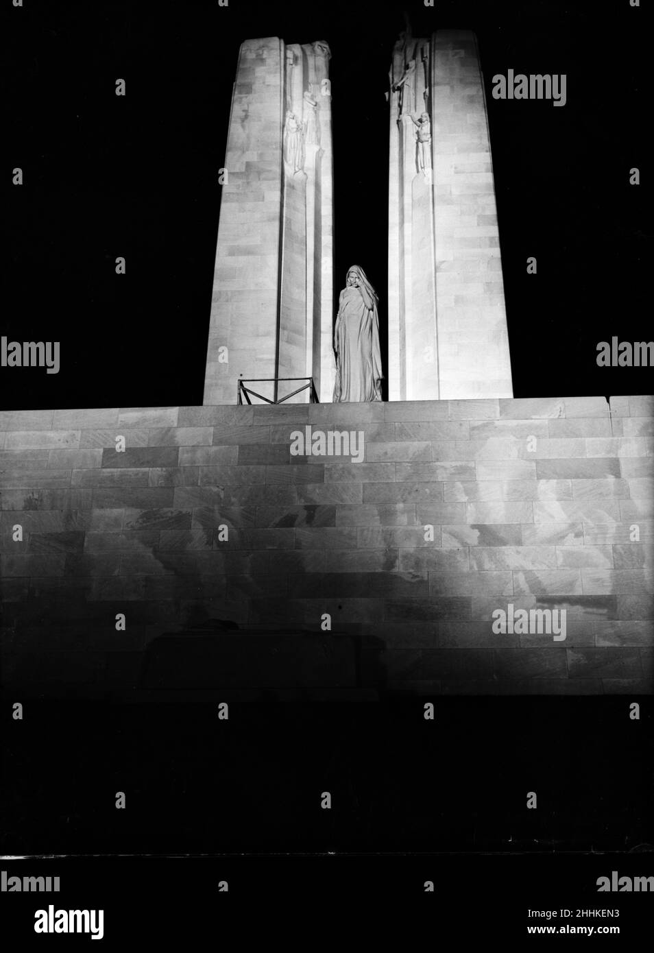 Il Canadian War Memorial a Vimy Ridge ha visto qui la notte dopo la sua dedizione . Il monumento è stato progettato da Walter Seymour Allward. 26th luglio 1936 Foto Stock