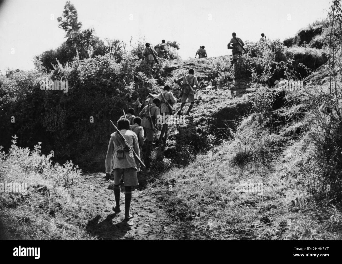 Guerra Abyssiniana Settembre 1935Abyssinian truppe che avanzano sotto copertura sul fronte Ogadan Foto Stock