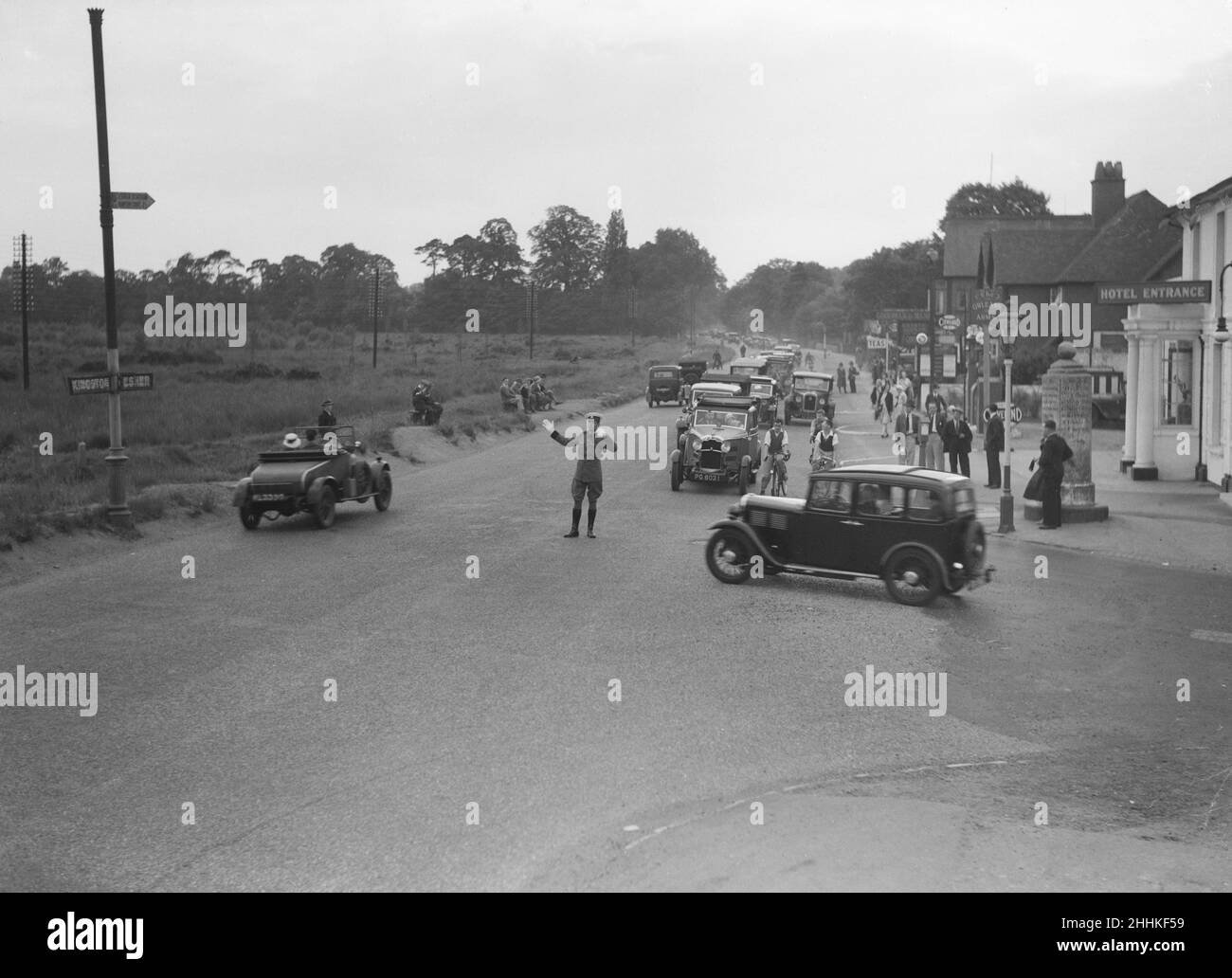 Un patrolman AA dirige il traffico delle feste della banca di agosto fuori delle armi di Orleans situate sull'incrocio di Portsmouth Road e Station Road, Esher 1st agosto 1932 Foto Stock