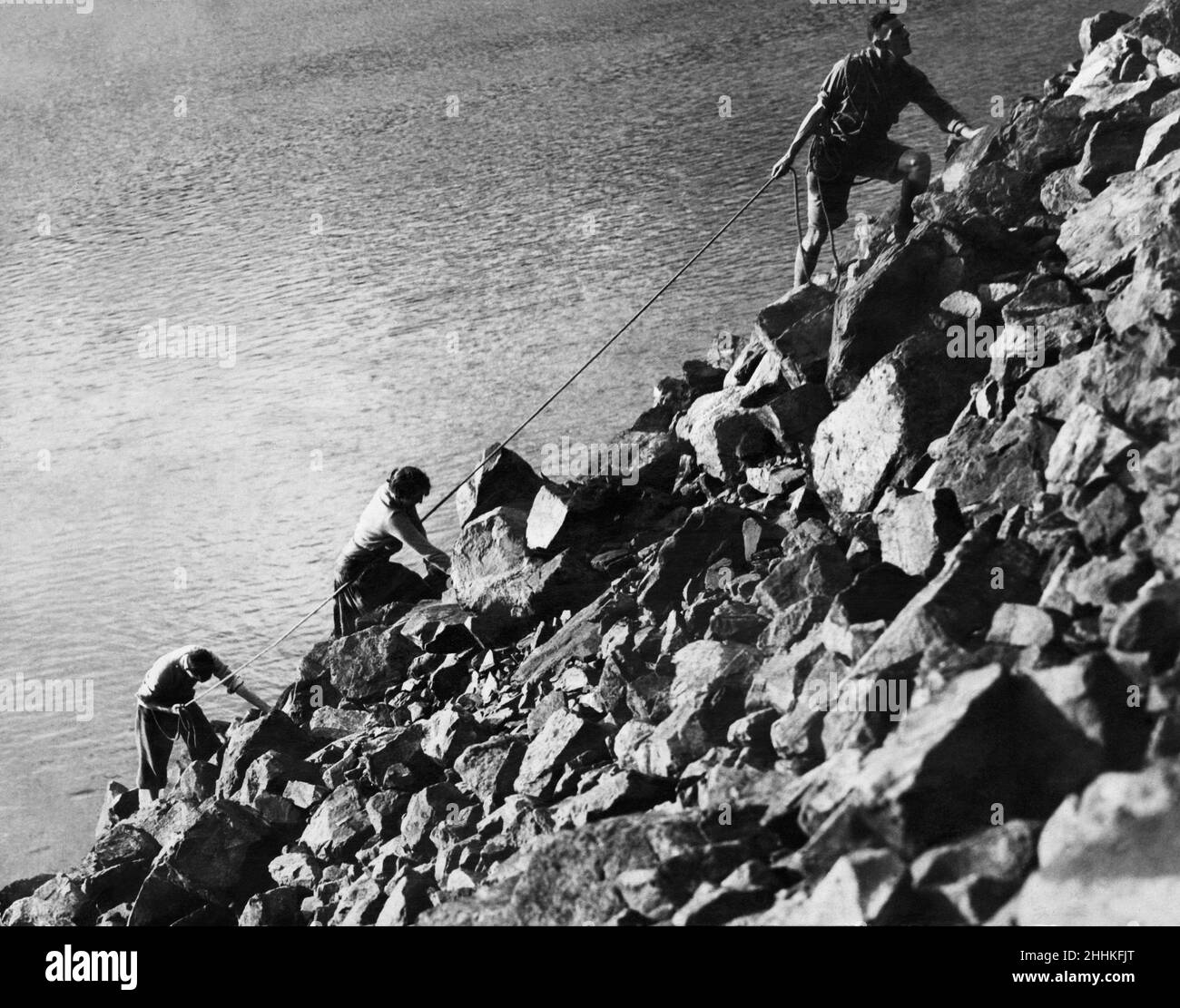 I famosi Wastwater Screes, finora considerati come inscalabili, sono stati circondati dagli scalatori di Newcastle durante le vacanze in alpinismo nel Lake District. La festa di arrampicata includeva una girl.27th luglio 1931 Foto Stock