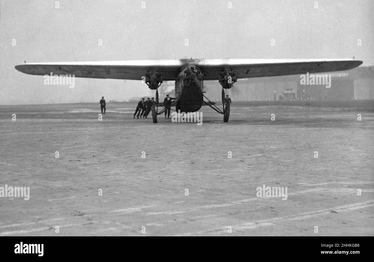 L'aviatore Charles Kingsford- Smith arriva a Croydon in un aereo Fokker Trimotor, 'Southern Star' con posta aerea di Natale australiana. 11th maggio 1931. Foto Stock