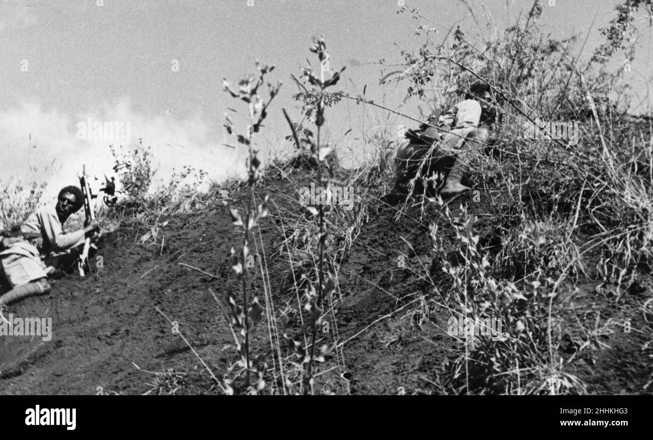 Guerra Abyssiniana Settembre 1935Abyssinian truppe che avanzano sotto copertura sul fronte Ogadan Foto Stock