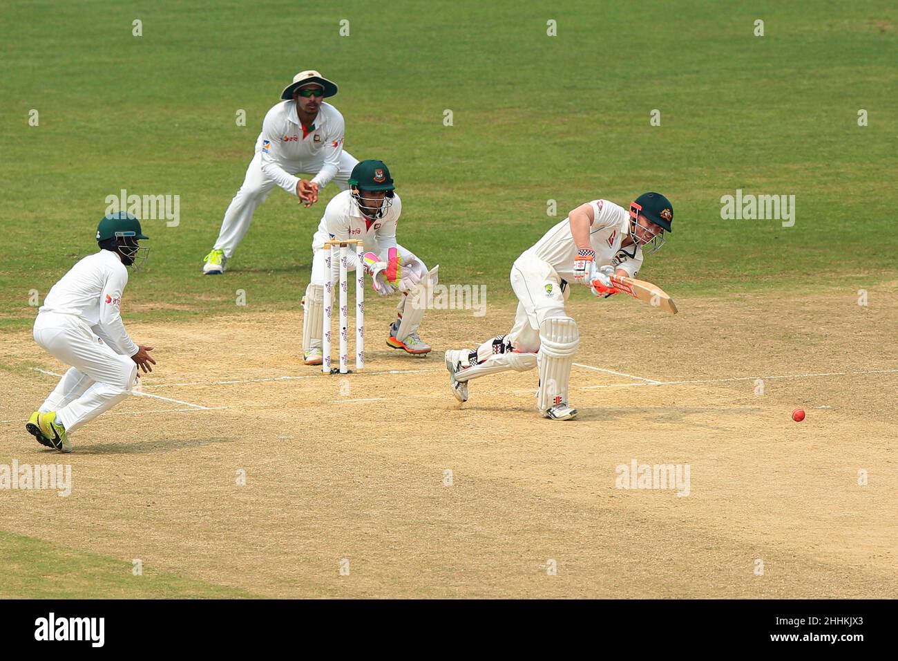 Chittagong, Bangladesh. 05th Set 2017. Il cricketer australiano David Warner (R) visto in azione durante il test match 2nd tra Bangladesh e Australia allo Zohur Ahmed Chowdhury Stadium.Australia ha vinto da 7 wickets (Foto di MD Manik/SOPA Images/Sipa USA) Credit: Sipa USA/Alamy Live News Foto Stock