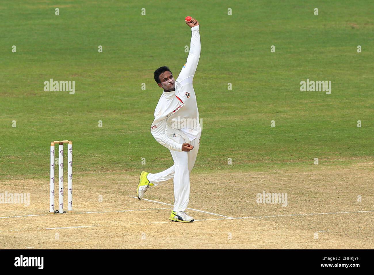 Chittagong, Bangladesh. 05th Set 2017. Il cricketer del Bangladesh Shakib al Hasan è stato visto in azione durante il test match del 2nd tra Australia e Bangladesh allo stadio Zohur Ahmed Chowdhury. Australia ha vinto da 7 wickets (Foto di MD Manik/SOPA Images/Sipa USA) Credit: Sipa USA/Alamy Live News Foto Stock