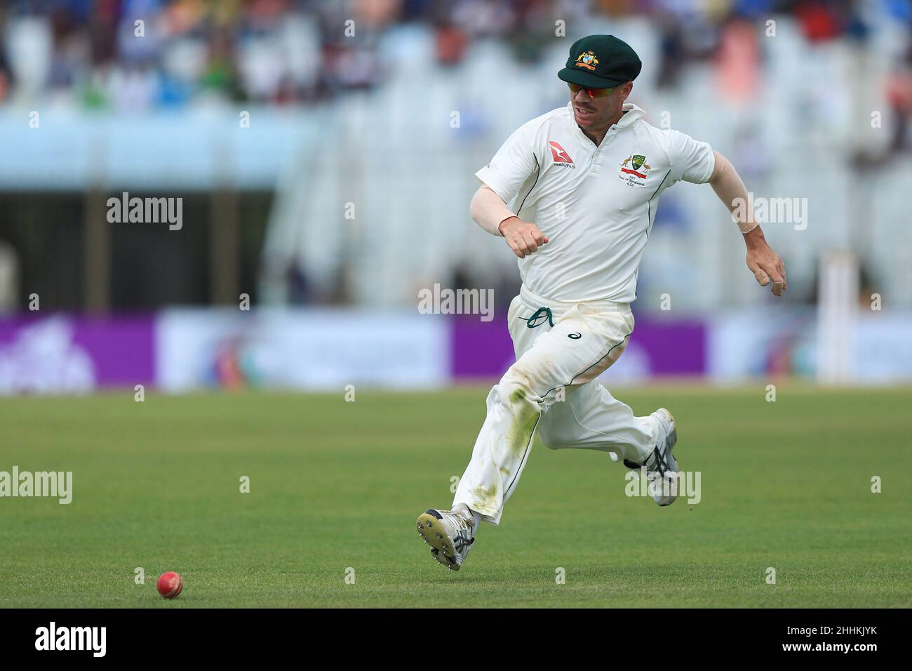 Chittagong, Bangladesh. 07th Set 2017. Il cricketer australiano David Warner è stato visto in azione durante la prova di gara del 2nd tra Bangladesh e Australia allo stadio Zohur Ahmed Chowdhury. Australia ha vinto da 7 wickets (Foto di MD Manik/SOPA Images/Sipa USA) Credit: Sipa USA/Alamy Live News Foto Stock