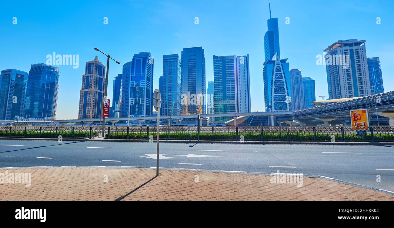 DUBAI, Emirati Arabi Uniti - 7 MARZO 2020: Panorama delle Jumeirah Lake Towers con edifici in vetro e cemento - Indigo Tower, Almas Tower, Global Lake View Tower, SA Foto Stock