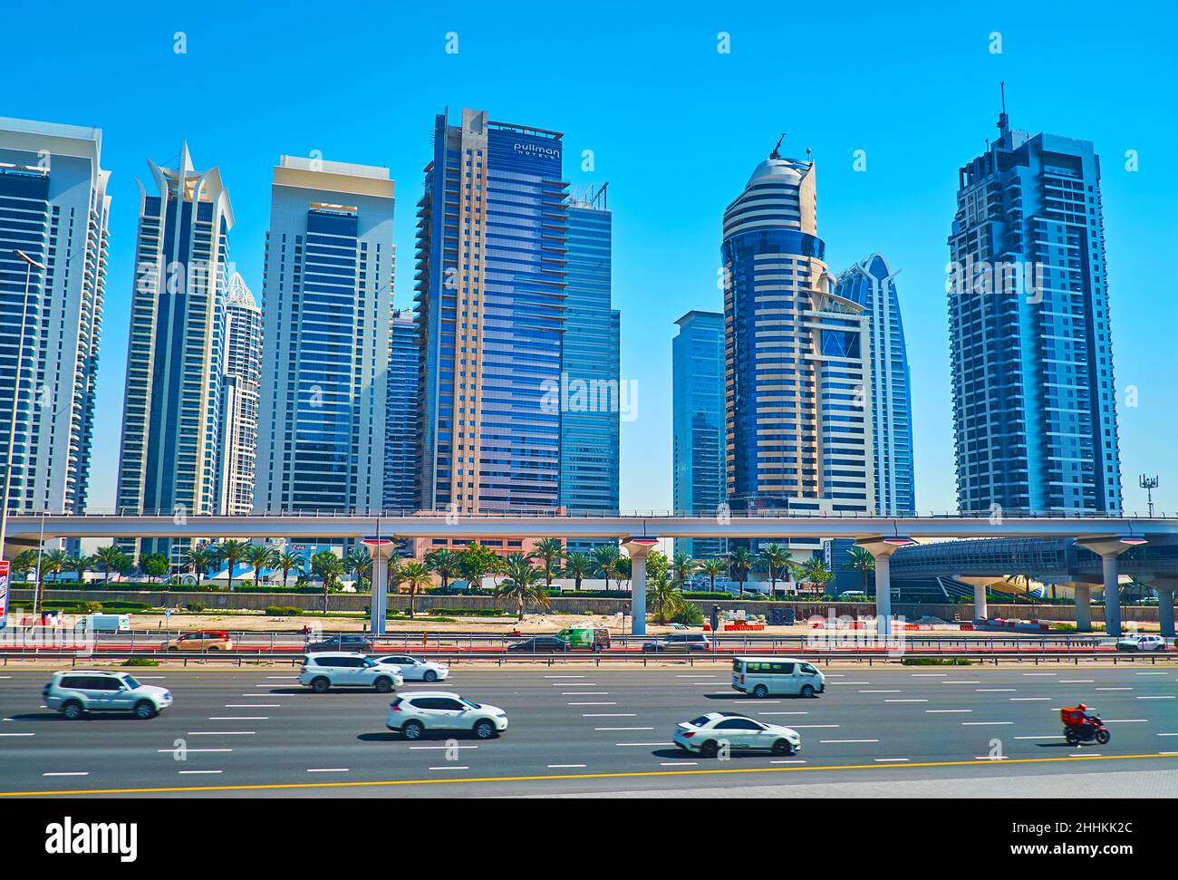 DUBAI, Emirati Arabi Uniti - 7 MARZO 2020: Il traffico veloce in Sheikh Zaed Road, fiancheggiata da grattacieli del quartiere Jumeirah Lake Towers, il 7 marzo a Dubai Foto Stock