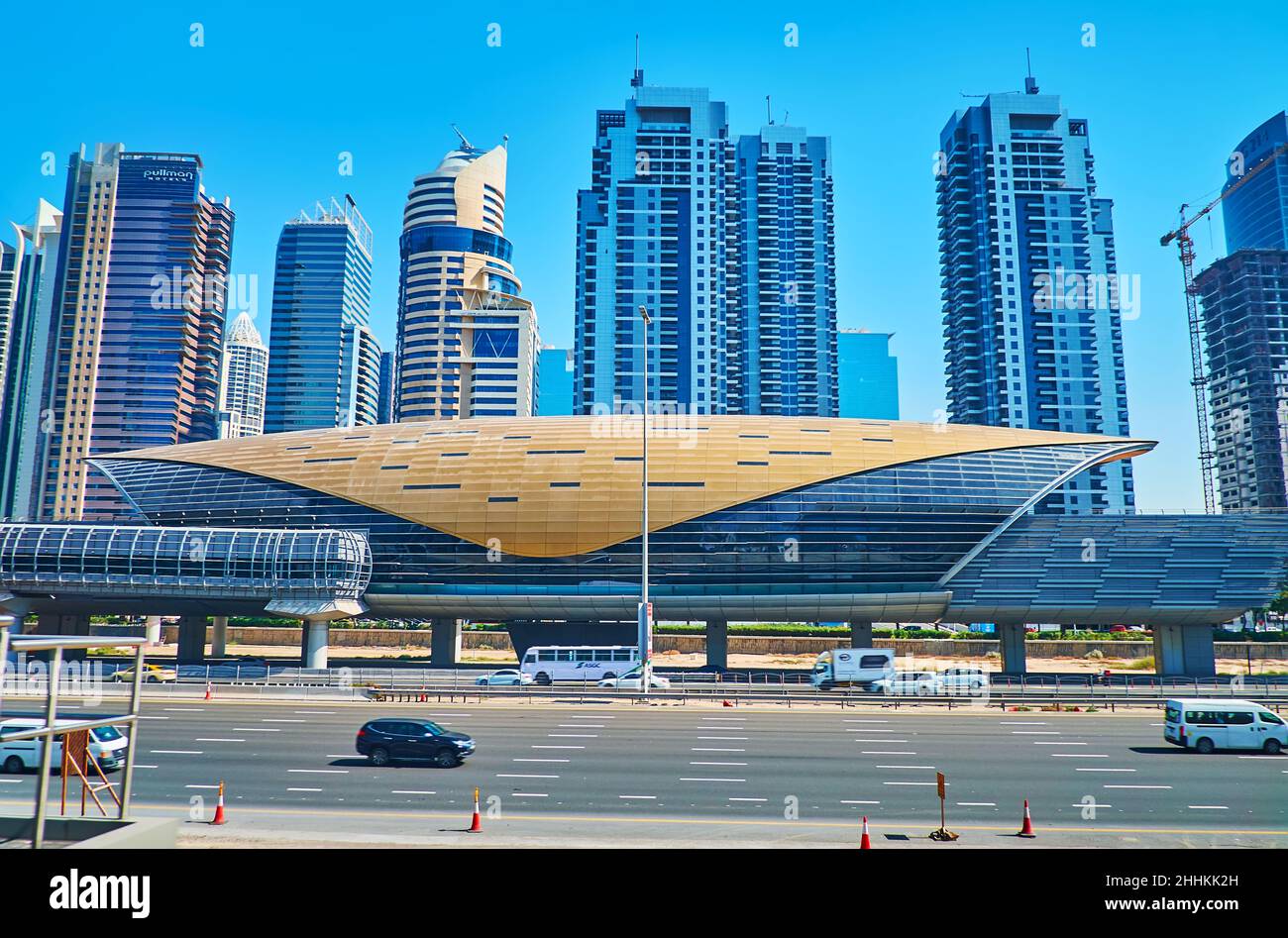 DUBAI, Emirati Arabi Uniti - 7 MARZO 2020: La moderna scena urbana con Sheikh Zaed Road, stazione della metropolitana DMCC, grattacieli del quartiere Jumeirah Lake Towers, a Mar Foto Stock
