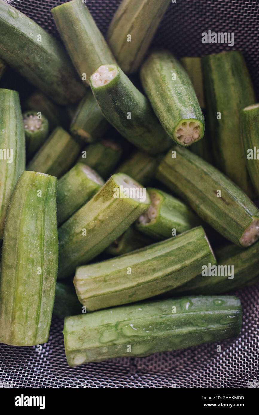 fresco, tagliare l'okra lavato nel setaccio a rete Foto Stock