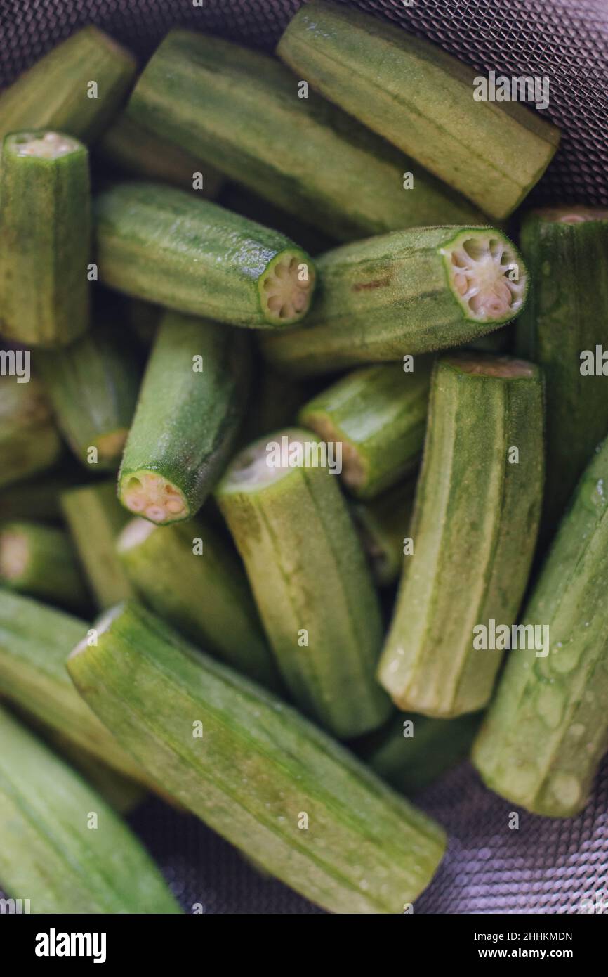 fresco, tagliare l'okra lavato nel setaccio a rete Foto Stock