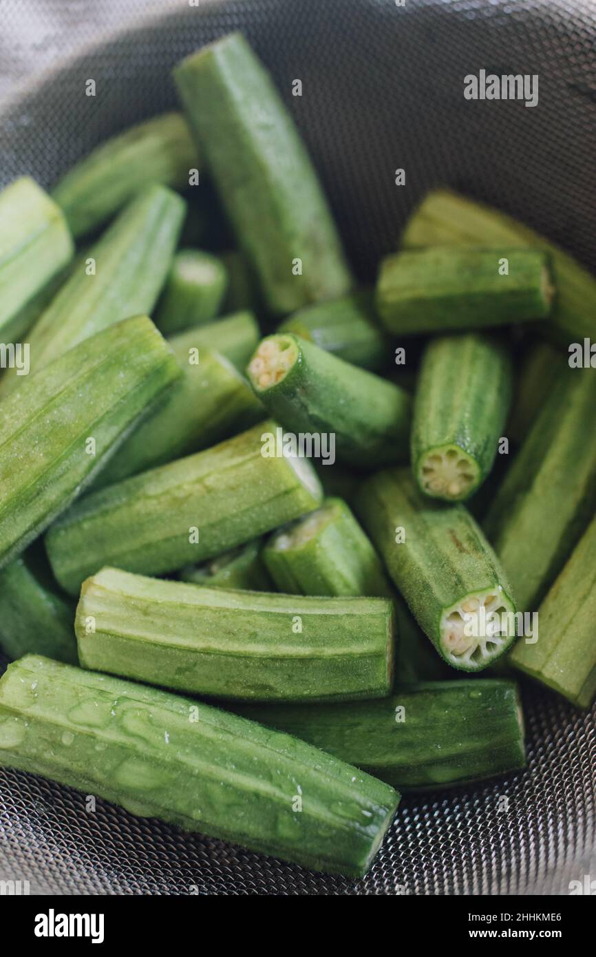 fresco, tagliare l'okra lavato nel setaccio a rete Foto Stock