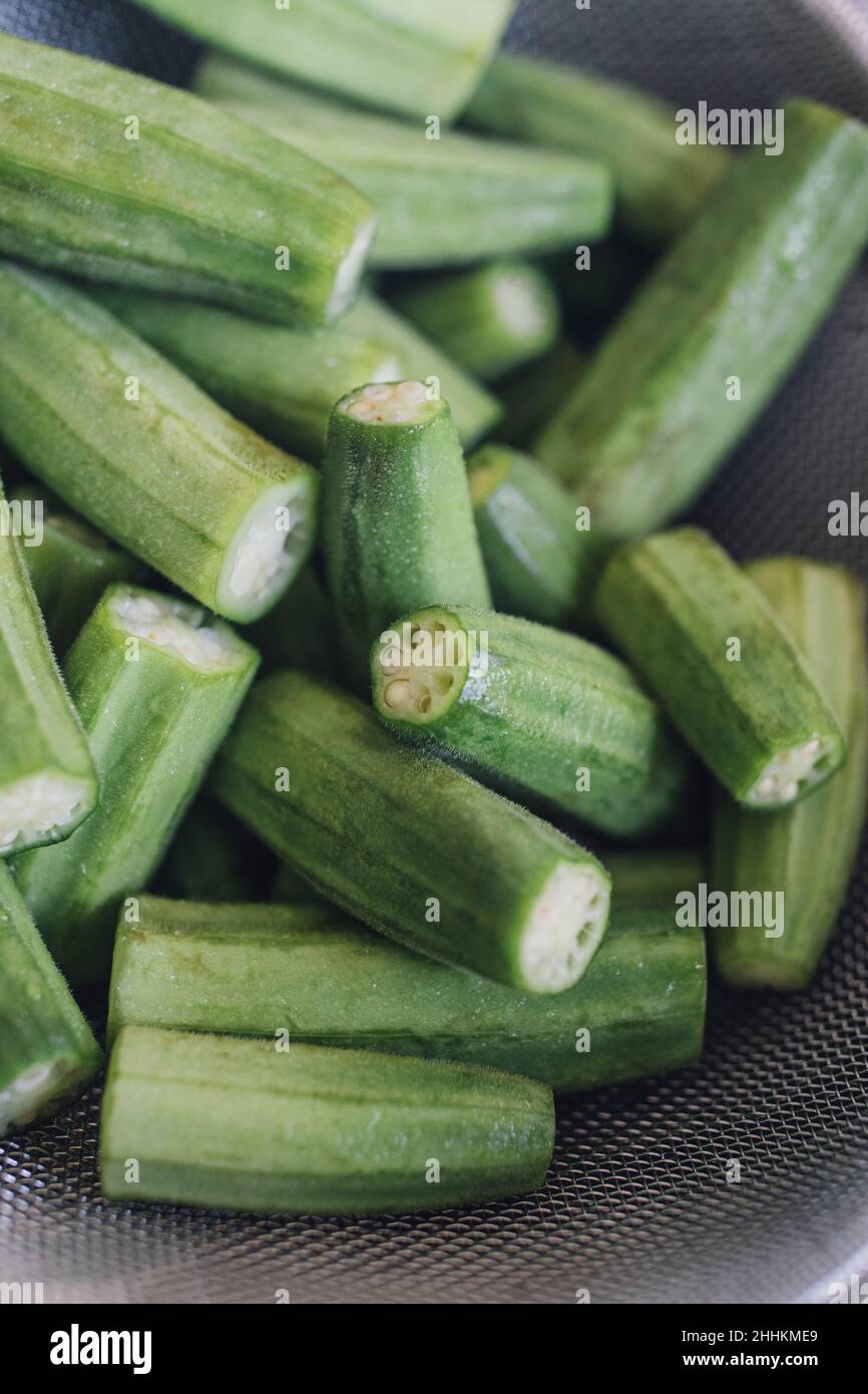 fresco, tagliare l'okra lavato nel setaccio a rete Foto Stock