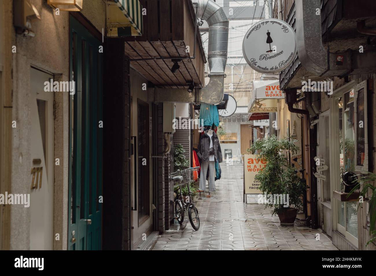 Kyoto, Giappone - 10 Aprile 2019 : strada dello shopping vicino al mercato Nishiki al giorno delle piogge Foto Stock