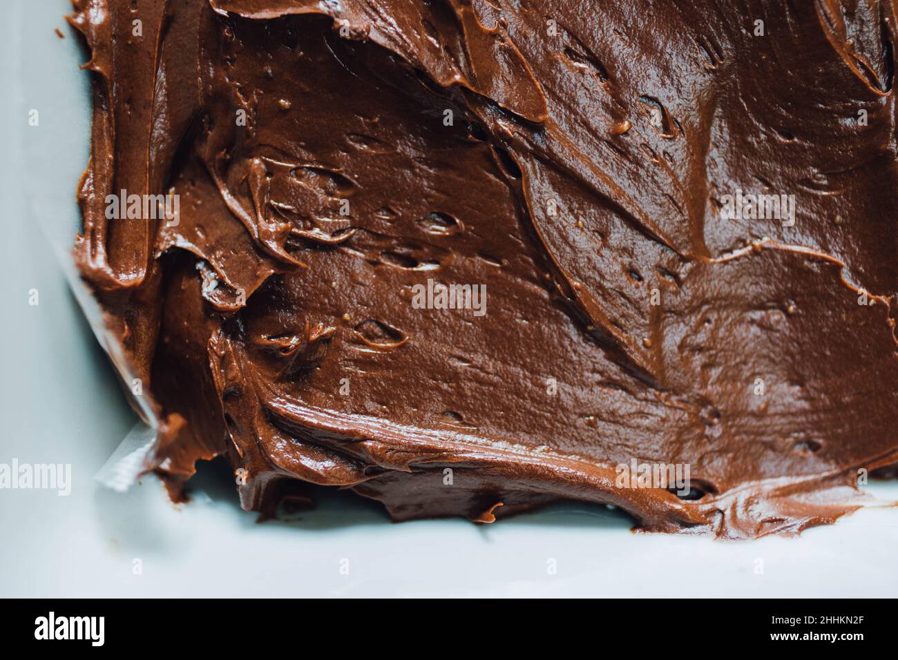 primo piano di crema di cioccolato fondente con sfondo bianco Foto Stock