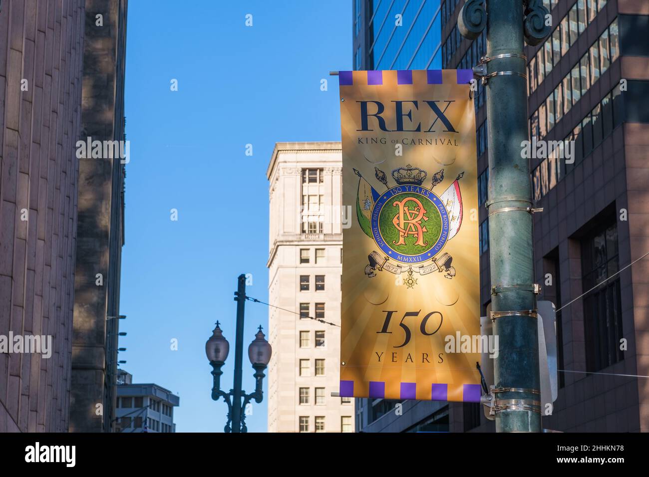 NEW ORLEANS, LA, USA - 23 GENNAIO 2022: Bandiera Krewe of Rex che celebra 150 anni sul lampione del centro Foto Stock