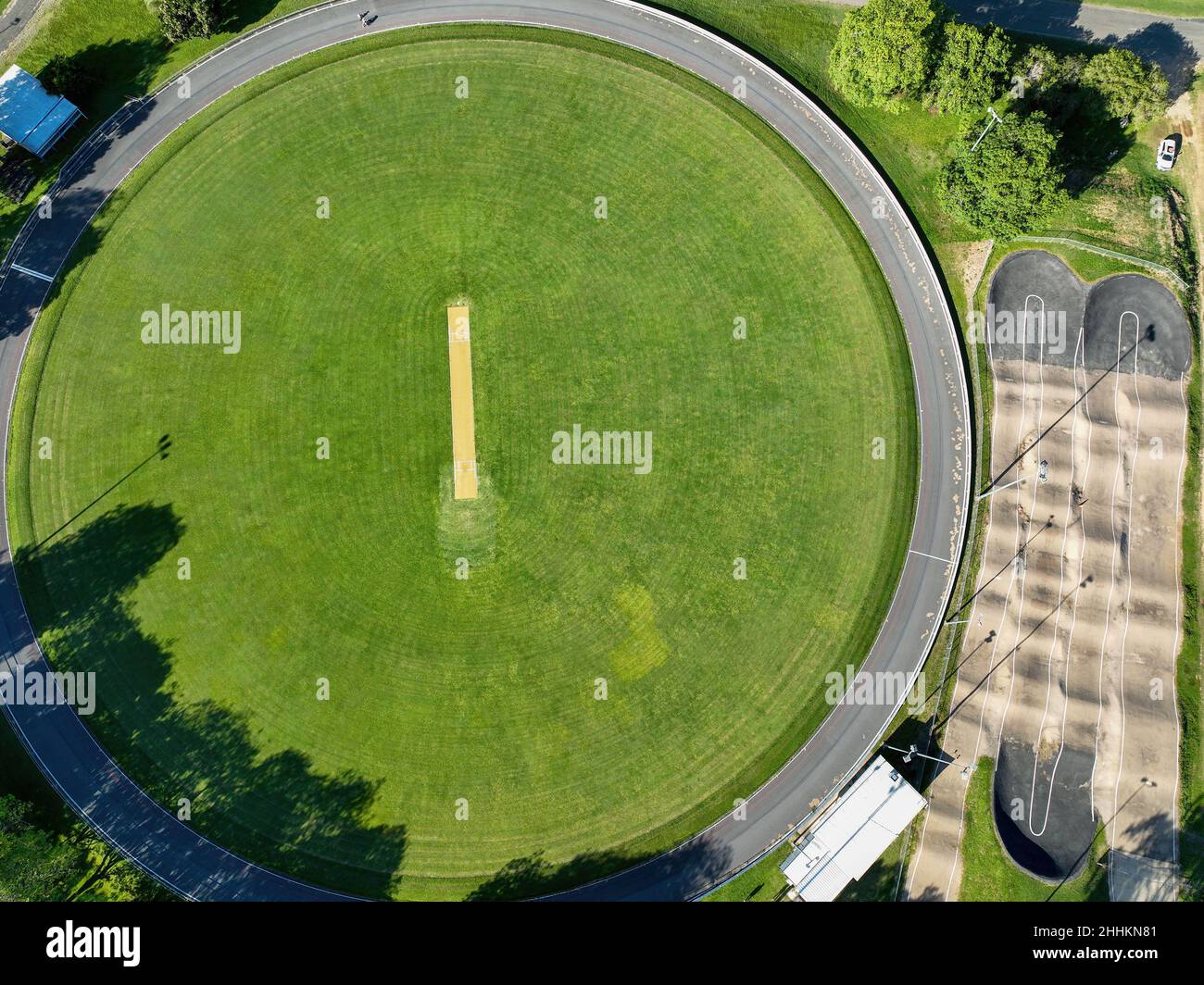 Vista aerea di un velodromo circolare e di una pista ciclabile Bmx Foto Stock