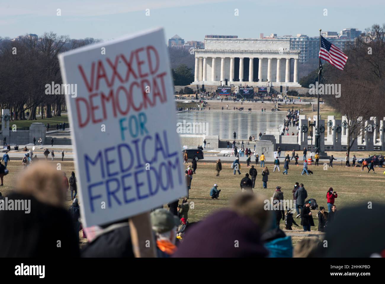 Vaxed democratico per la libertà medica alla sconfitta la marcia Mandati verso la piscina riflettente Lincoln Memorial a Washington, DC, il 23 gennaio 2022. Foto Stock