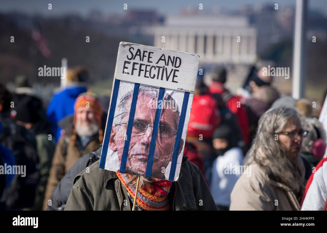 I manifestanti partecipano alla sconfitta della marcia Mandati verso il Lincoln Memorial piscina riflettente a Washington, DC, il 23 gennaio 2022. Foto Stock