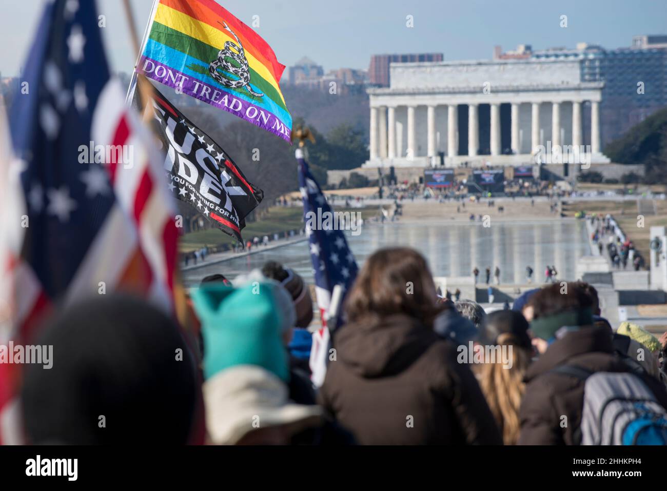 I manifestanti partecipano alla sconfitta della marcia Mandati verso il Lincoln Memorial piscina riflettente a Washington, DC, il 23 gennaio 2022. Foto Stock