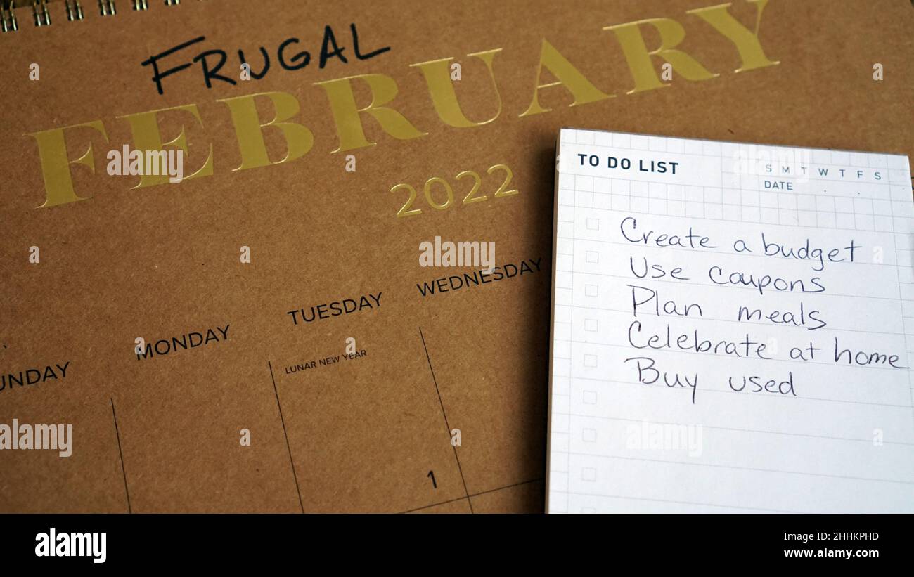 Febbraio frugale scritto sul calendario con un elenco di suggerimenti. L'idea alla base di Frugal febbraio è di cercare di vivere il più a buon mercato possibile. Foto Stock