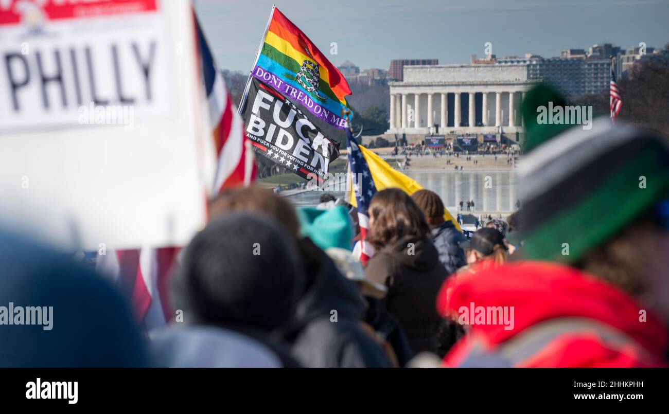 I manifestanti partecipano alla sconfitta della marcia Mandati verso il Lincoln Memorial piscina riflettente a Washington, DC, il 23 gennaio 2022. Foto Stock