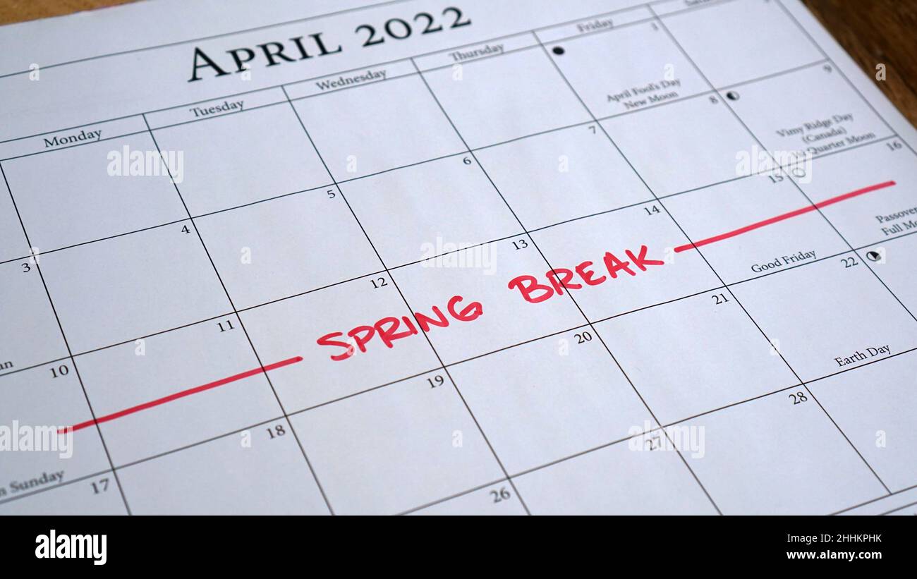 Spring Break scritto su un calendario la settimana prima di Pasqua nel mese di aprile 2022. Foto Stock