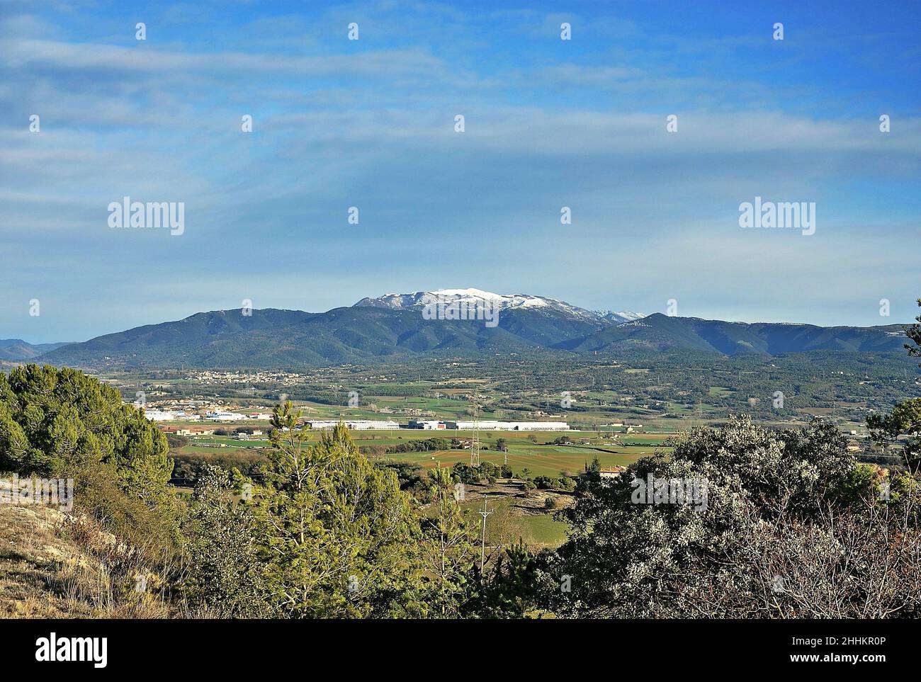 Vista panoramica della piana di Vic dal punto di vista di Tona nella regione di Osona, provincia di Barcellona, Catalogna, Spagna Foto Stock