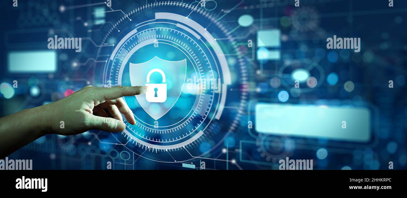 Doppia esposizione della città notturna e protezione dei dati sicurezza informatica Privacy Hologram. Mano di businessman che punta l'informazione o la protezione della rete. Foto Stock