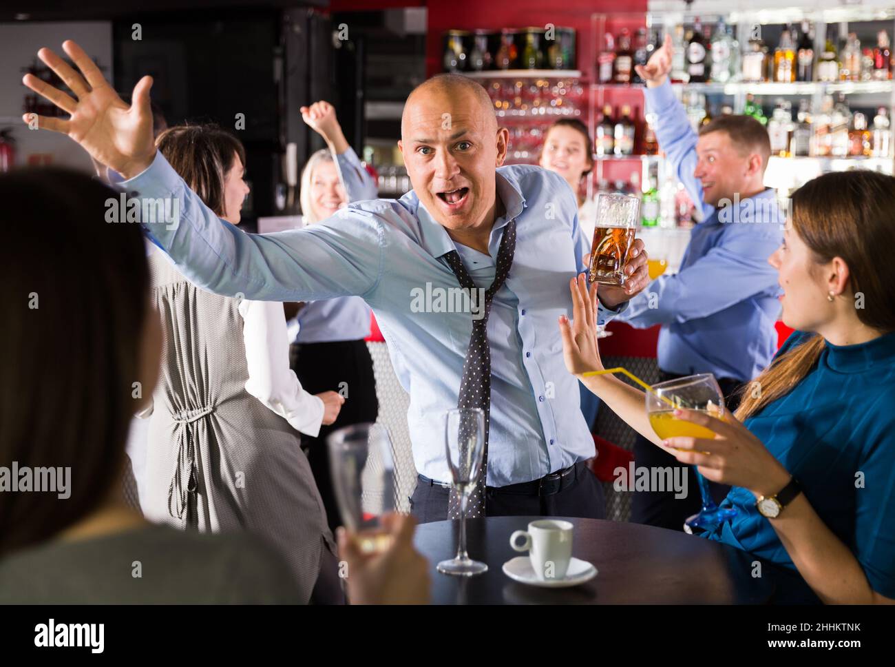 Uomo ubriaco che si diverte a festa Foto Stock