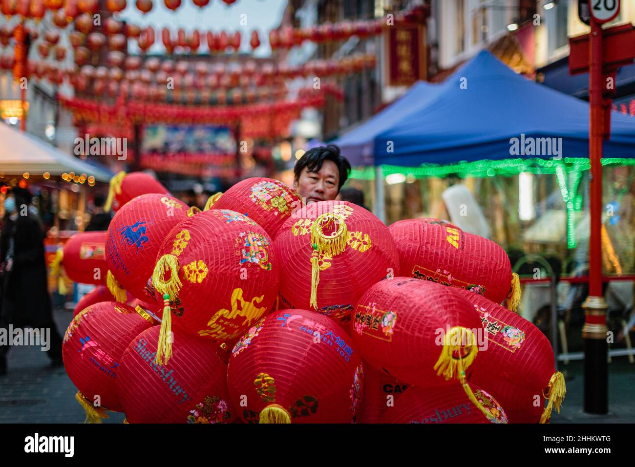 Un operaio consegna lanterne cinesi per il prossimo anno cinese della tigre. Foto Stock