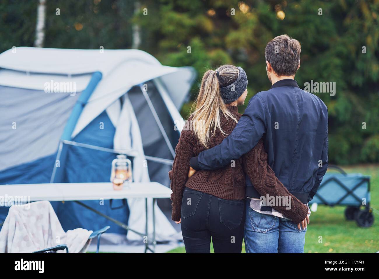 Giovane bella coppia divertirsi in campeggio Foto Stock