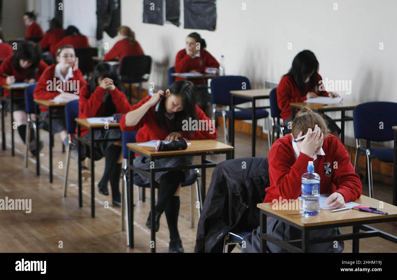 Foto file non allegata degli studenti che siedono in un esame. I presidi hanno invitato il governo a rivedere gli adattamenti delle GCSE e Dei livelli nel 2022 alla luce delle perturbazioni causate dalla variante Omicron del Covid-19. E sostengono che le informazioni anticipate circa gli argomenti trattati nei giornali dovrebbero essere liberate 'Il più presto possibile'. Data di emissione: Martedì 25 gennaio 2022. Foto Stock