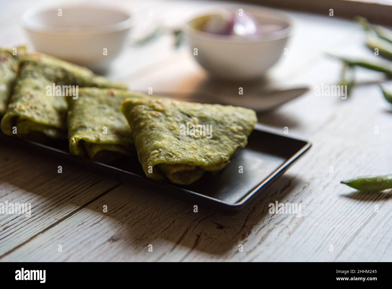 Primo piano di piselli verdi kachori o pane piatto indiano con uso di fuoco selettivo Foto Stock