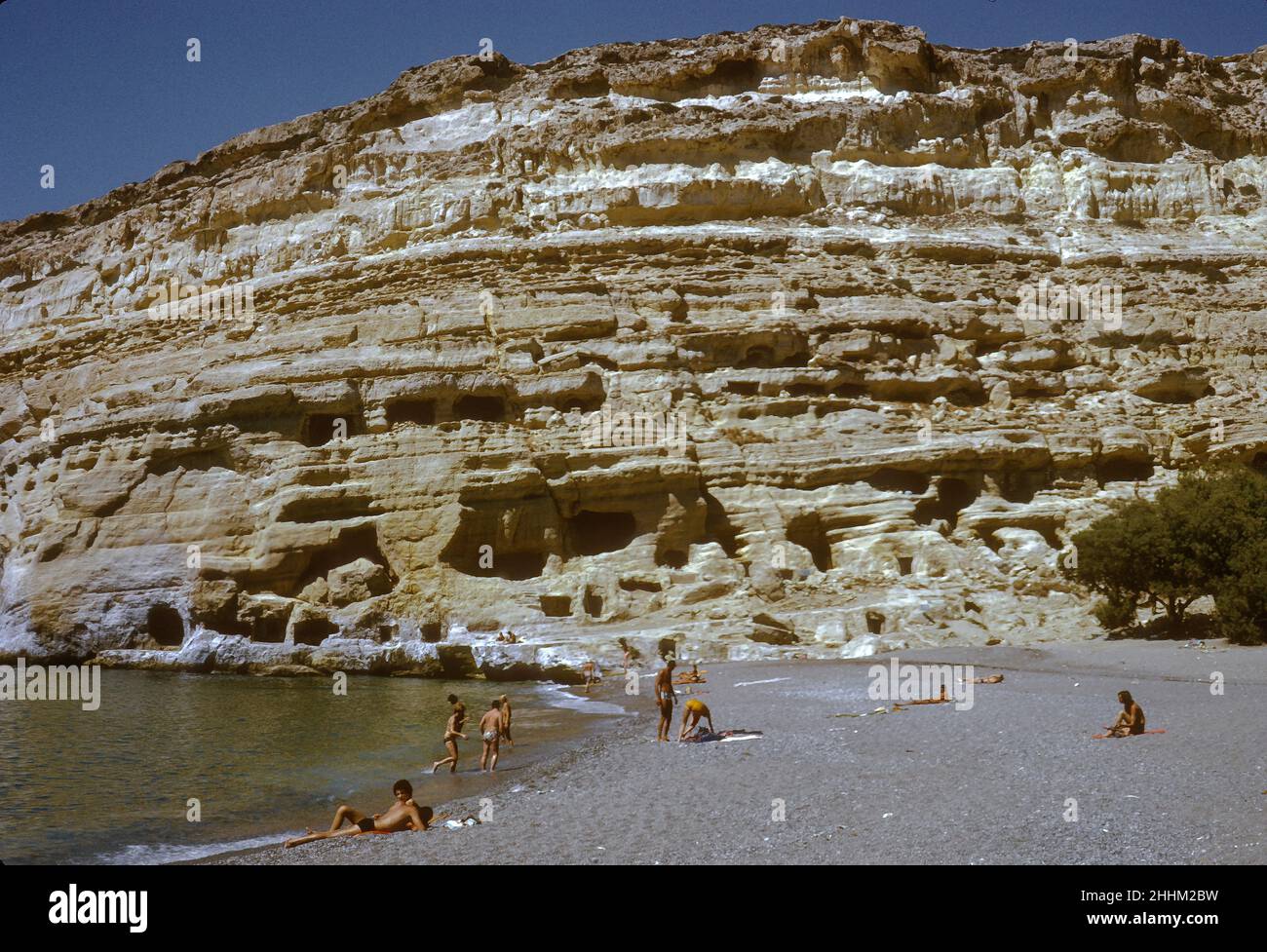 Matala Beach, con una storia che risale alla civiltà minoica, Creta, Grecia, 1974. Negli anni Sessanta e Settanta le grotte erano un rifugio privilegiato per i viaggiatori hippie o shoestring. Foto Stock