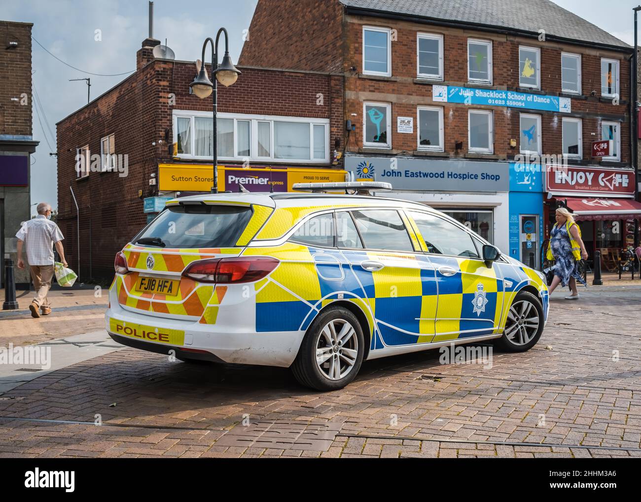 Mansfield, Nottinghamshire 28.1.2022 - forza di polizia armato ufficiale risposta auto parcheggiata a penale indagine incidente scena. Foto Stock