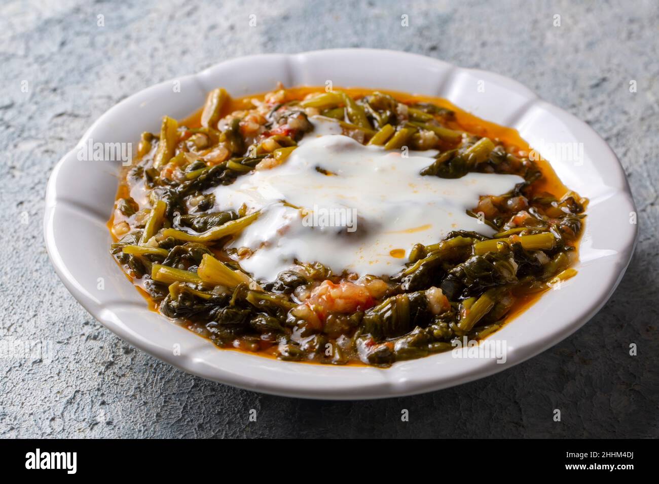 Tradizionale cucina turca purslane con yogurt (nome turco; Yogurtlu semizotu yemegi) Foto Stock