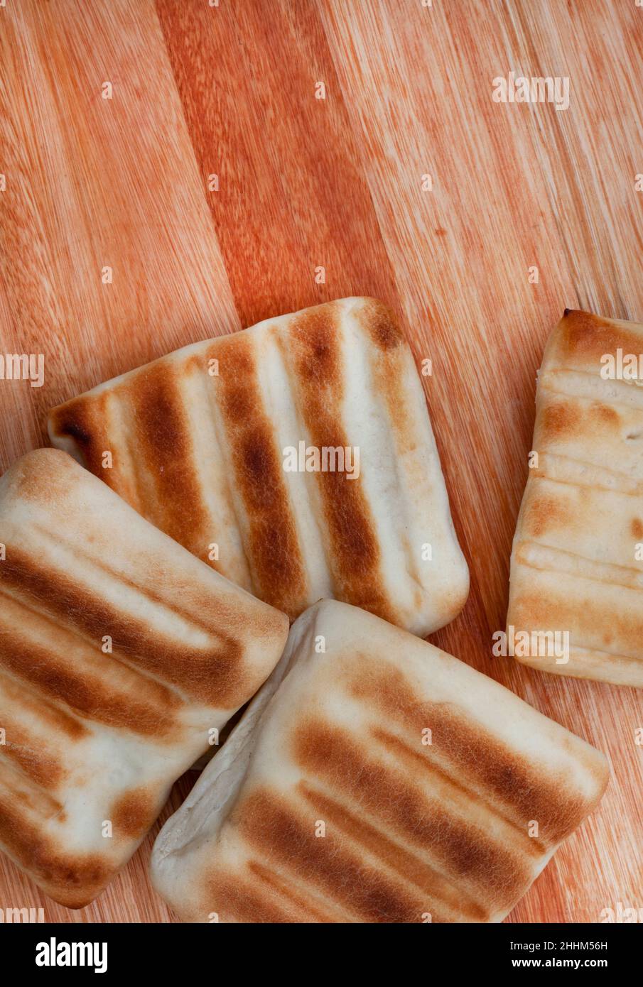 Tradizionale sudafricano pane griddle o roosterkoek su superficie rustica con spazio copia Foto Stock