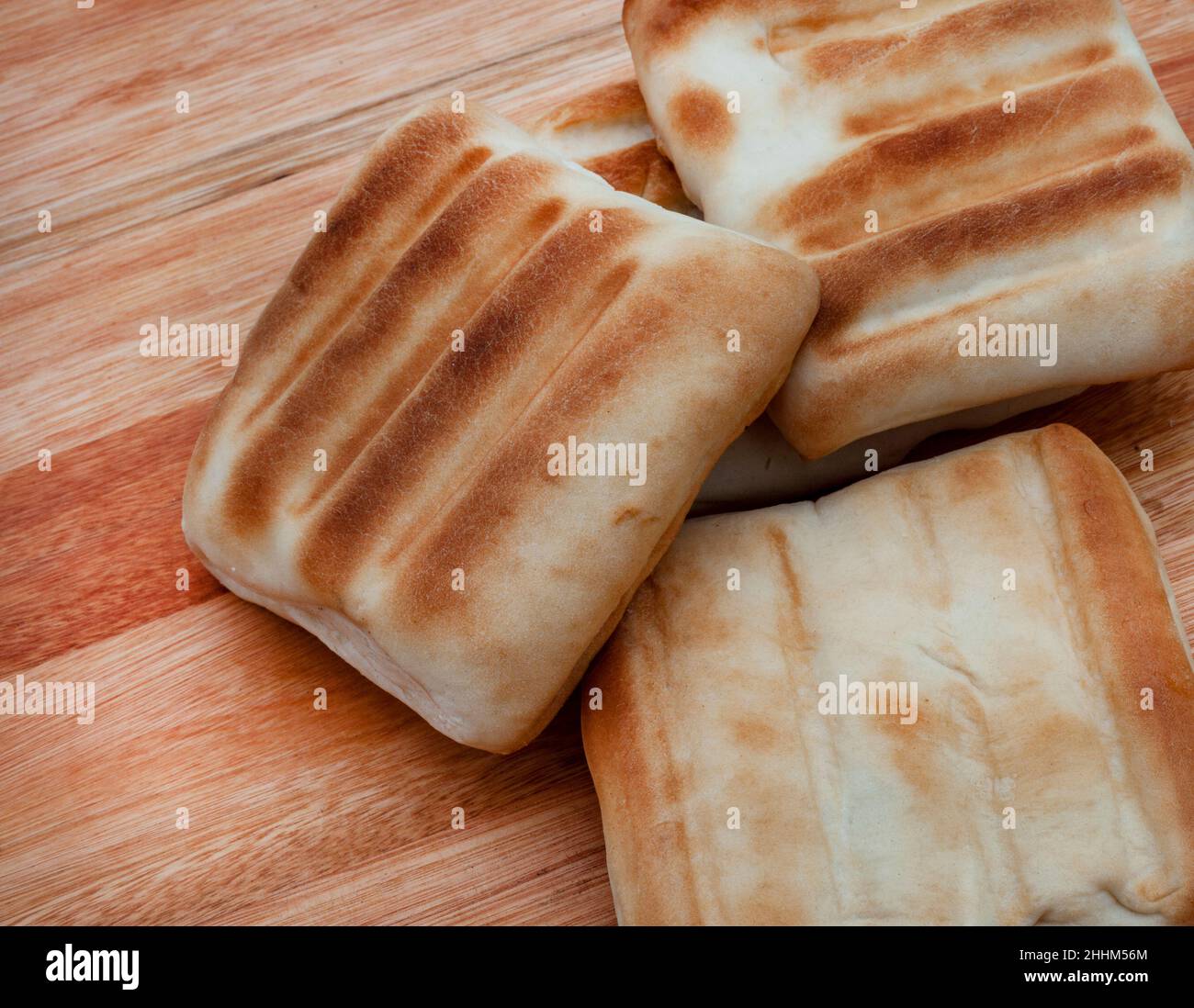 Tradizionale sudafricano pane griddle o roosterkoek su superficie rustica con spazio copia Foto Stock