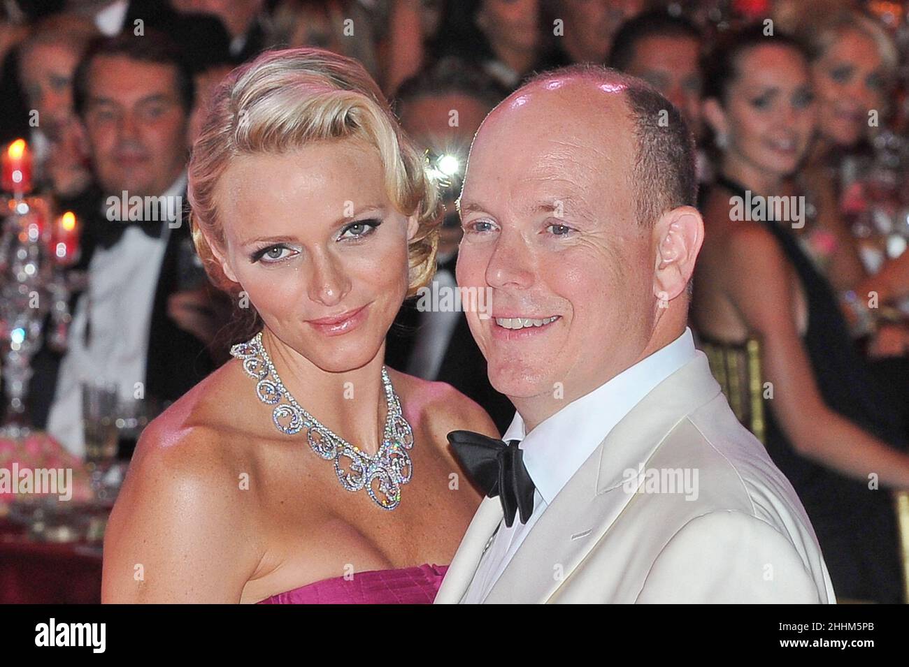 File photo datato 5 agosto 2011 di SAS Prince Albert II di Monaco, sua moglie SAS Princess Charlene durante la palla della Croce Rossa 63rd tenutasi allo Sporting di Monte-Carlo, Monaco. Charlene di Monaco, che compie 44 anni martedì 25 gennaio 2022, è stato invisibile da oltre 2 mesi. Foto di Marco Piovanotto/ABACAPRESS.COM Foto Stock