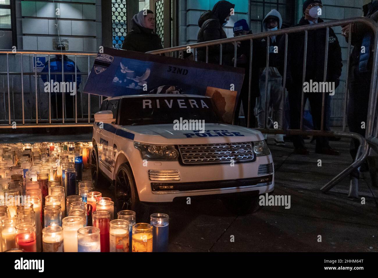 New York, Stati Uniti. 24th Jan 2022. Un modello di auto della polizia con il nome dell'ufficiale Rivera visto in un memoriale di make-shift di fronte alla zona di NYPD 32nd in onore di due ufficiali sparati a New York City. L'ufficiale Jason Rivera è stato ucciso e Wilbert Mora rimane in condizioni critiche. Gli ufficiali sono stati fucilati mentre rispondevano a un appello di violenza domestica vicino al distretto di Harlem del 32nd. Credit: SOPA Images Limited/Alamy Live News Foto Stock