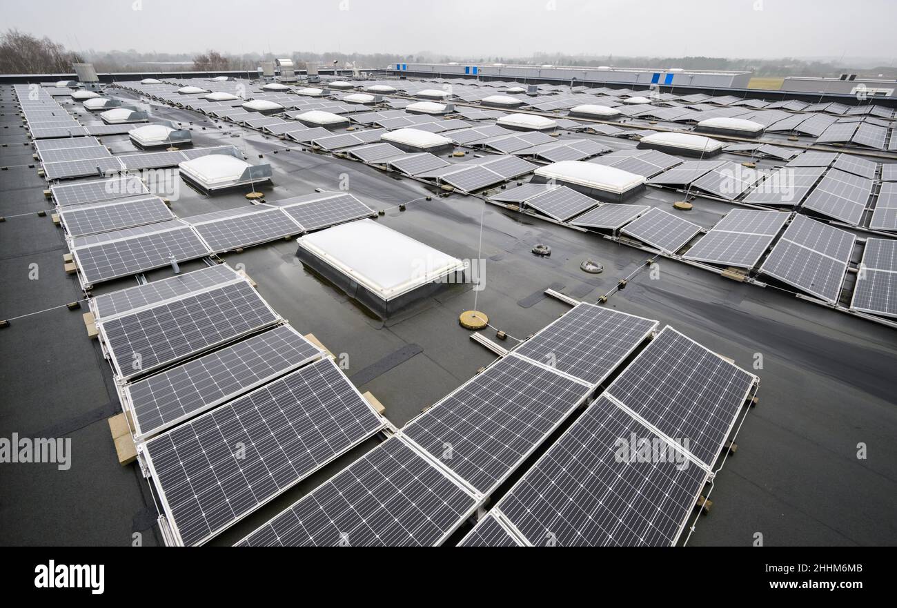 24 gennaio 2022, bassa Sassonia, Brunswick: Un impianto fotovoltaico (PV) è  situato sul tetto del Centro di Ricerca per l'Ingegneria automobilistica  bassa Sassonia (NFF) presso l'Università tecnica di Braunschweig. Il  sistema è