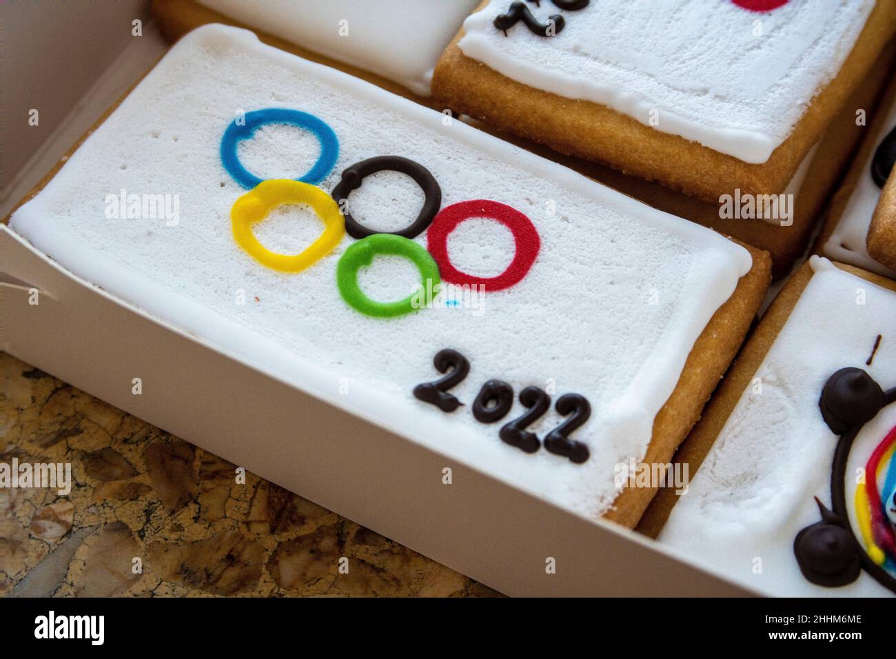 Pechino, Cina. 25th Jan 2022. Torta con anelli olimpici raffigurati a Pechino, in Cina il 25/01/2022 i Confectioners nella capitale cinese hanno lanciato torte con anelli olimpici, loghi olimpici e simboli di singoli sport olimpici invernali per celebrare i prossimi giochi. Da Wiktor Dabkowski Credit: dpa/Alamy Live News Foto Stock