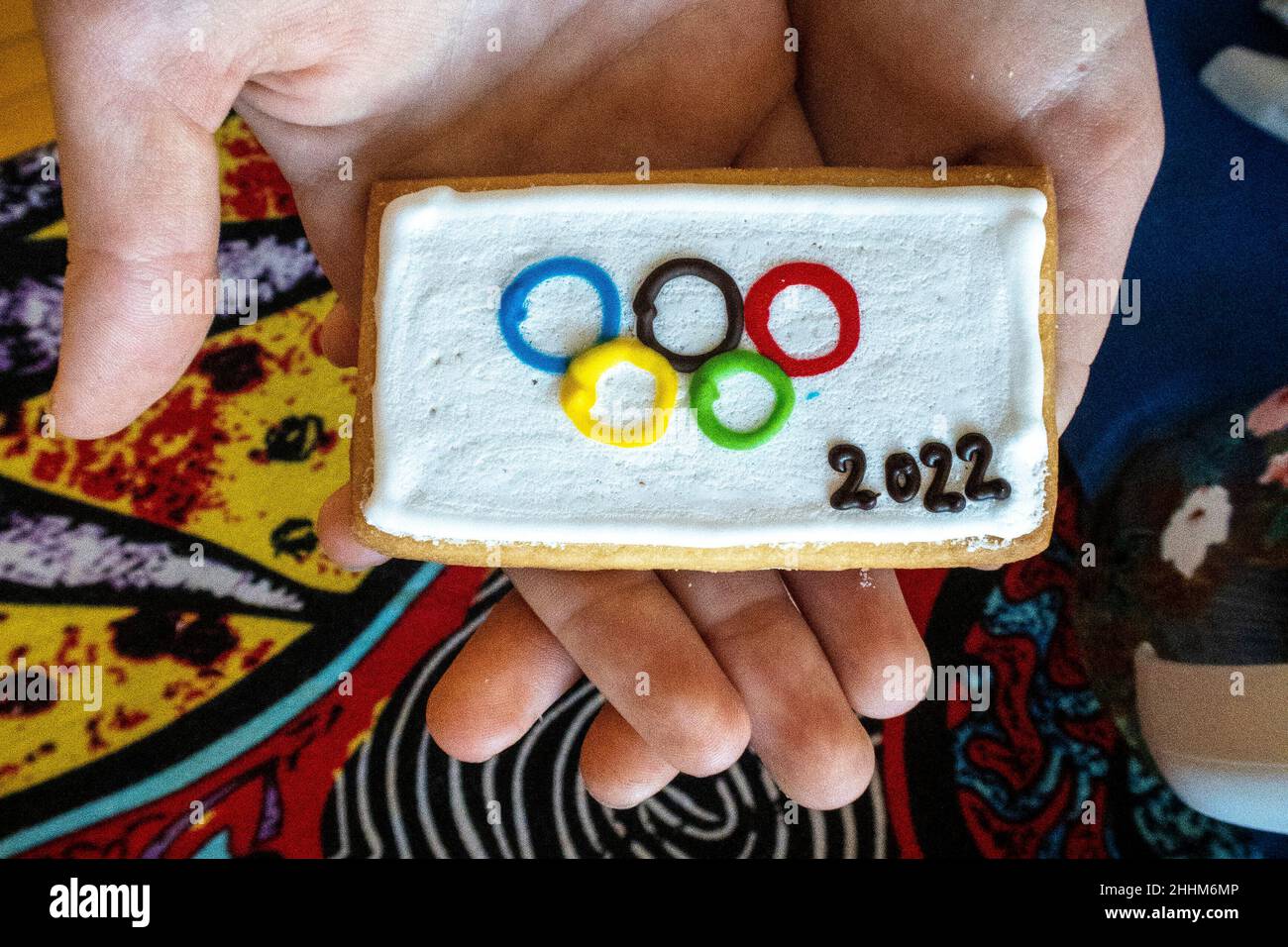 Pechino, Cina. 25th Jan 2022. Torta con anelli olimpici raffigurati a Pechino, in Cina il 25/01/2022 i Confectioners nella capitale cinese hanno lanciato torte con anelli olimpici, loghi olimpici e simboli di singoli sport olimpici invernali per celebrare i prossimi giochi. Da Wiktor Dabkowski Credit: dpa/Alamy Live News Foto Stock