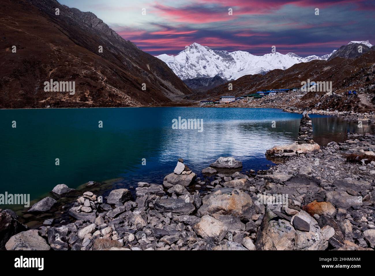 Lago di Gokyo Tso con il villaggio di Gokyo a 4734 m. Sullo sfondo la parete sud di Cho Oyu 8188 m. , Khumbu, Parco Nazionale Sagarmatha, Nepal, Asi Foto Stock