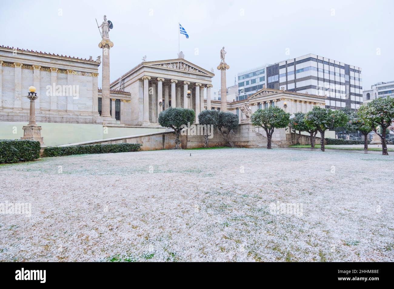 Accademia di Atene durante la nevicata nel gennaio 24th 2022, un fenomeno piuttosto arretrato ad Atene, in Grecia, anche durante l'inverno. Foto Stock