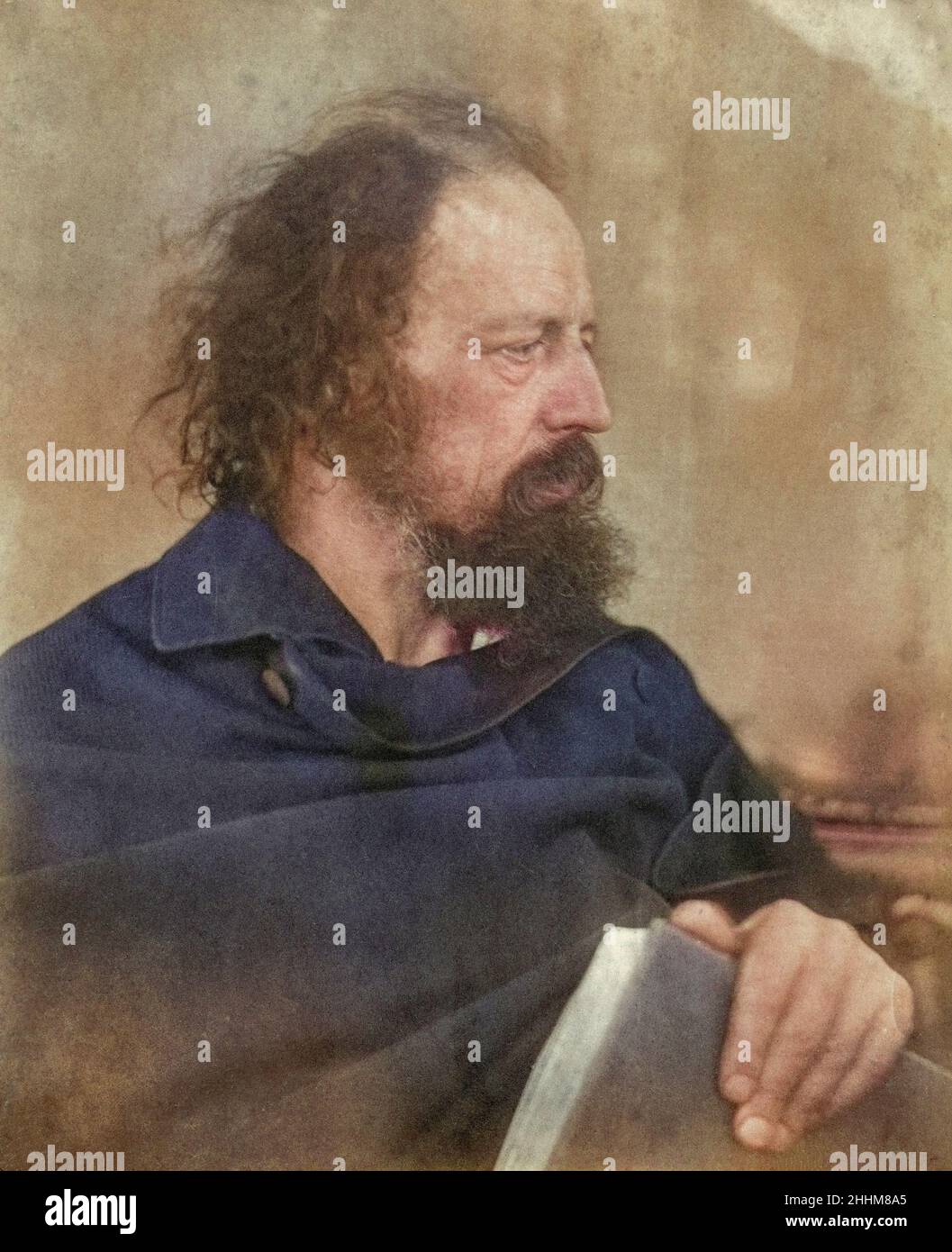 Alfred Tennyson, 1st Barone Tennyson, 1809 – 1892. Poeta Laureato di Gran Bretagna e Irlanda. Dopo un lavoro del fotografo britannico Julia Margaret Cameron, 1815 - 1879. Successiva colorazione. Foto Stock